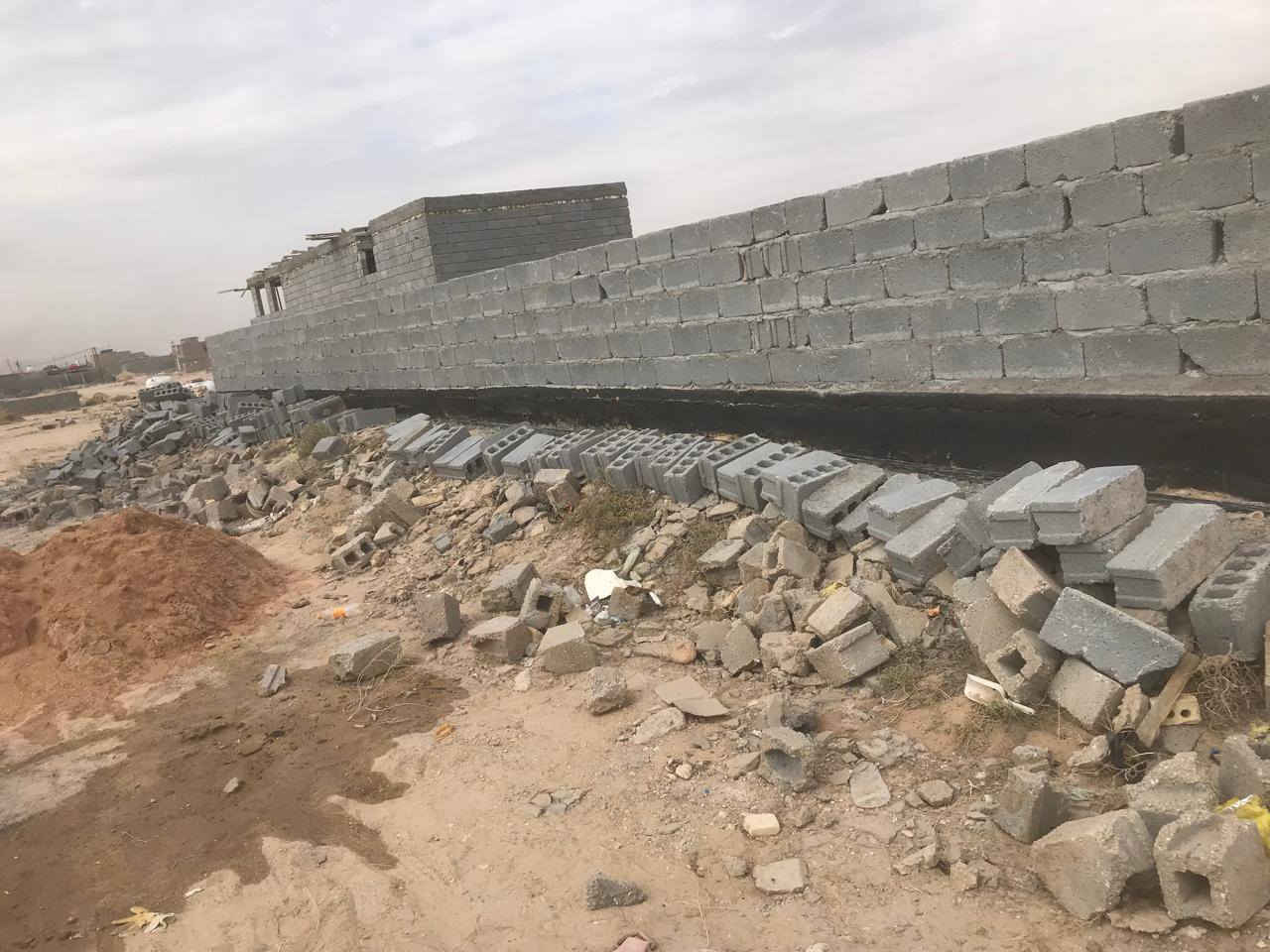 سلام عليكم اخوان هذا هيكل لبيع يحتوي على غرفه وصاله ومطبخ ومنور وحمام داخلي واستقبال وحمام خارجي وطارمه ومومر على مطبخ موقعه شريعه حي النوار مساحته ١٠٠متر 5في 20 موقعه شارع ٢٠قريب عل مدرسه وشارع ريسي بناء جديد واصل السكف كله على ١٥ساف اي استفسار على هذا رقم ***********ورقم بي واتساب
