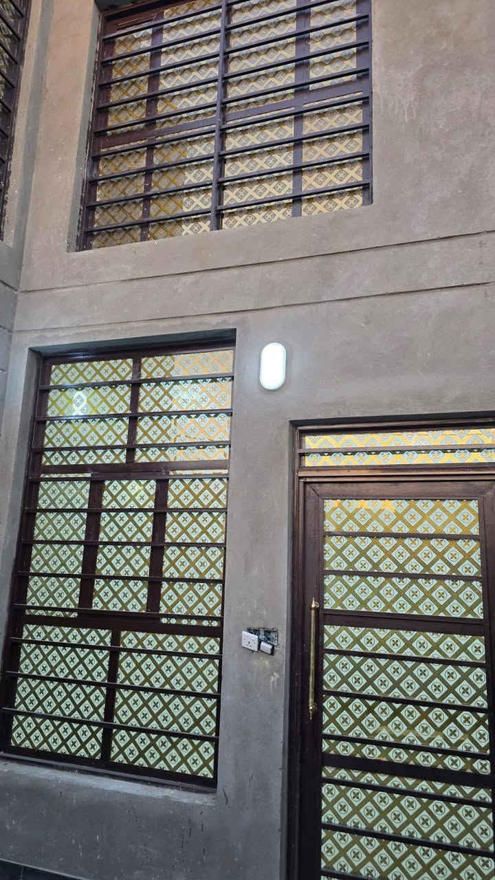 السلام عليكم بيت طابقين بسعر مناسب جدا ٣ غرف وصاله فوك وجوه براني ٥ متار مطبخ حار وبارد وصحيات دولان مساحه 105متر  دولان متر ونص *********** السعر 56
