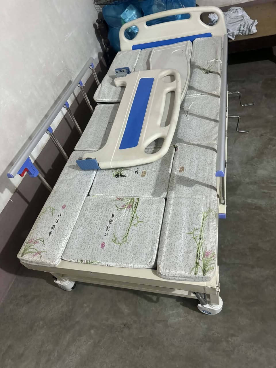 سديته مال مستشفى 5حركات وبيها قاعده مال تواليت من جوه مع 5حركات تحرك ترهم لل معاقين مستخدم ثلاث اشهر بعده لوك سعر 400وبي مجال رقم الهاتف ***********مكلف بنشر خابر رقم

