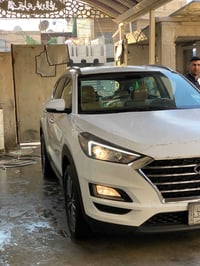 عندي توسان 2020 سياره جديده خير من الله  بيهة اثر حالوب خفيف ولباقي كف...