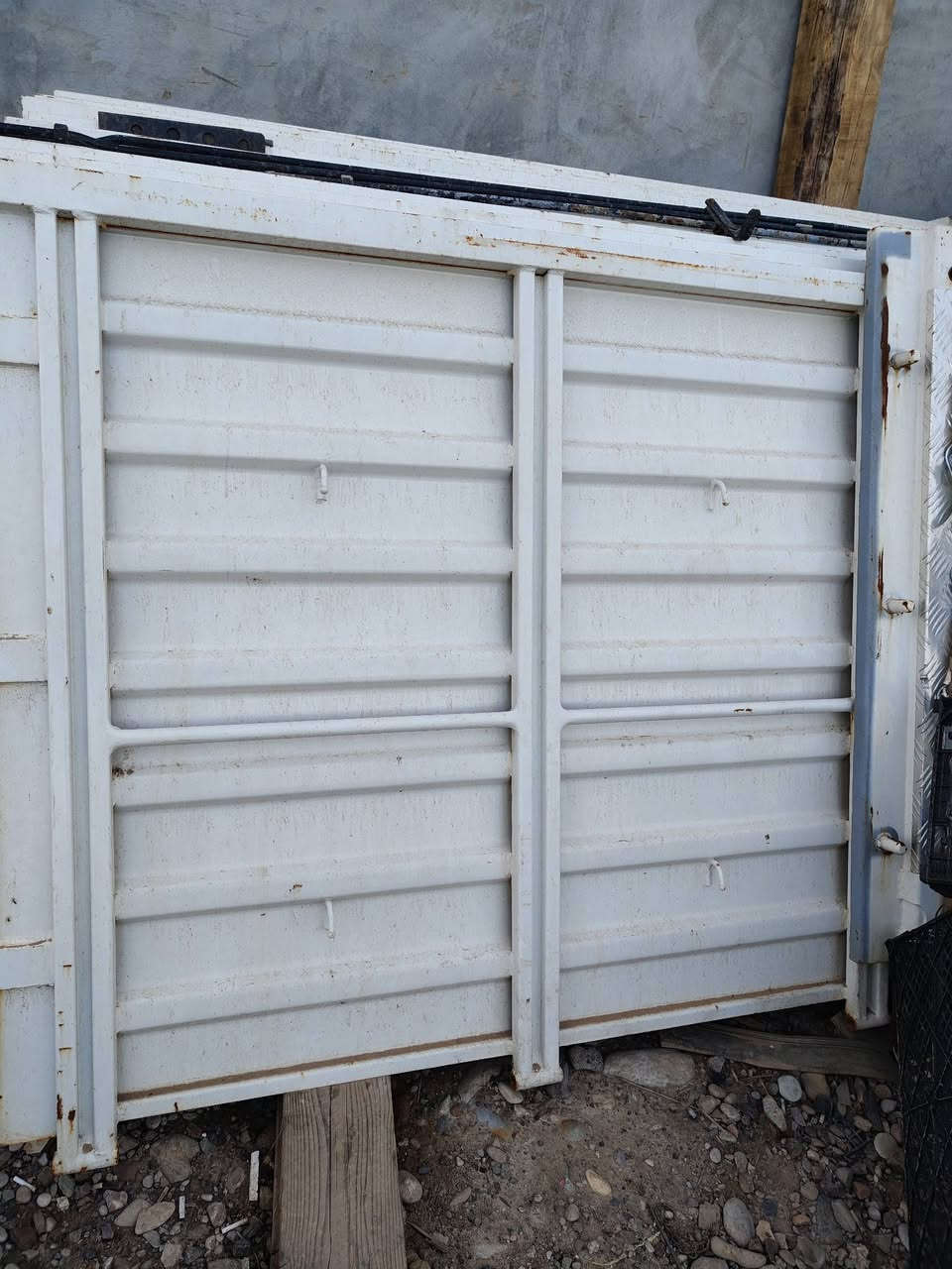 للبيع عربانه حداده غسان 2024 طول 13و60مع  جناب ارتفاع 165 متر و 65سم. الجناب مامشتغل ولا درب تخم تايرات عربانه جاهزه للشغل فصخ وربط سليمانيه السعر 210$ دفترين و 10 مكان العربانه طوز صلاح الدين اي استفسار الاتصال ع الرقم: ***********
