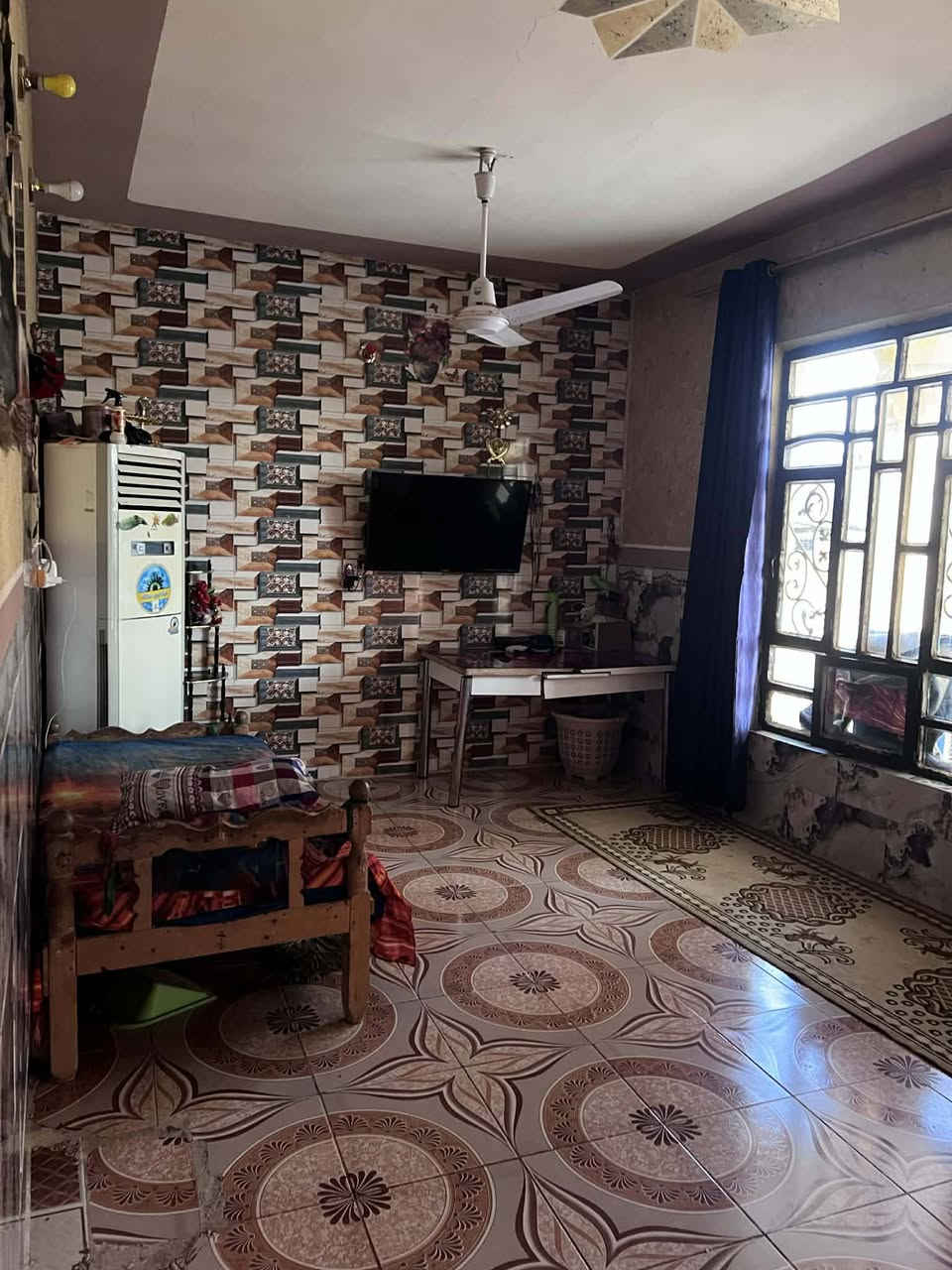 يالله
السلام عليكم بيت مع 3 قطع للبيع مساحه الارض مع الدار 1075متر متكون من 4 غرف نوم استقبال خارجي 
الموقع الشارع التبليط في منطقه الخماس ابفرع ابو كاضم ارو مجاري وماء وكهرباء مولد خارجي + برج انترنيت 
للستفسار على الارقام ‏‪***********‬‏
***********
