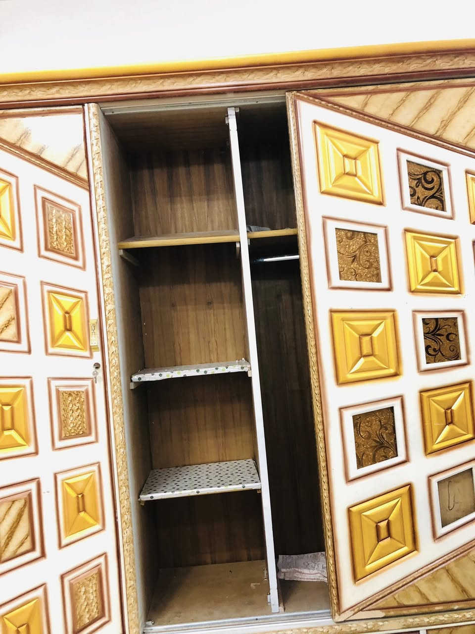 السلام عليكم
غرفة نوم ثكيلة تفصال مستخدمة للبيع 
داخل خارج صاج وظهر جرجوبه 
السعر ٥٧٥.٠٠٠ الف دينار وممكن ترهم اقساط منختلف ع السعر 
ابواب سلايد وكومدي عدد ٢ 
وميز تواليت 
وزاوية 
ترهم للغرف الي تكون مساحته صغيرة 
العنوان بغداد المشتل 
*********** 
اتصال 
واتساب متوفر
