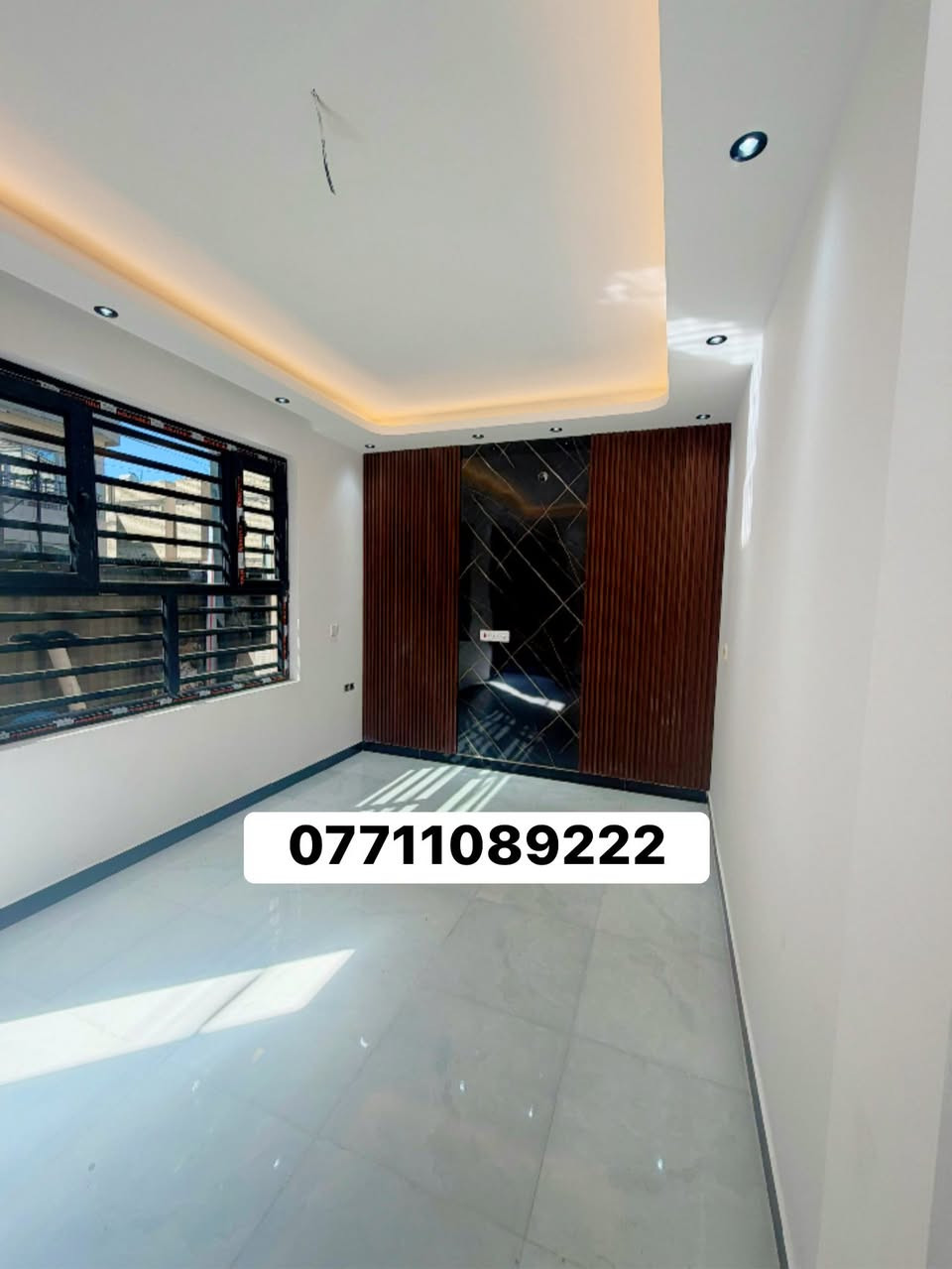 السلام عليكم
للبيع 50 متر طابو صرف 
طابقين ونص يحتوي على 
صالة ، مطبخ ، مناور ، صحيات
3 غرف نوم ، بيتونة ، سطح 
موقع بغداد حي الجهاد 
ديوان المخابرات خلف شارع 60 
للاستفسار *********** متوفر واتساب
