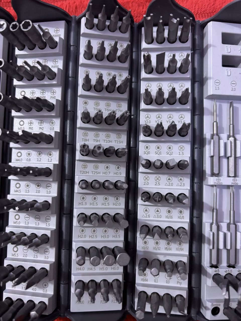 هذا المنتج عبارة عن مجموعة مفكات براغي دقيقة (Precision Screwdriver Set) تحتوي على 128 قطعة، وهي مصممة للاستخدام مع الأجهزة الإلكترونية والأدوات الصغيرة. 
المحتويات: تتضمن 120 لقمة (Bits) مصنوعة من فولاذ عالي الصلابة، بالإضافة إلى 5 أدوات مشتركة. 
التصميم: تأتي في صندوق تخزين أسطواني الشكل مصمم على طراز الزلات الخيزرانية الصينية، مع سطح ملمس ناعم. 
المميزات: تحتوي على وظائف إزالة المغناطيسية، وتتميز بلقم مغناطيسية لتسهيل التعامل مع البراغي الصغيرة. 
الاستخدام: مثالية لإصلاح الهواتف، أجهزة الكمبيوتر المحمول، الساعات، وأجهزة الألعاب.


**إذا كنت صاحب هذا الإعلان وتريد حذفه لأي سبب، رجاءا أرسل رسالة إلى الدعم الفني**