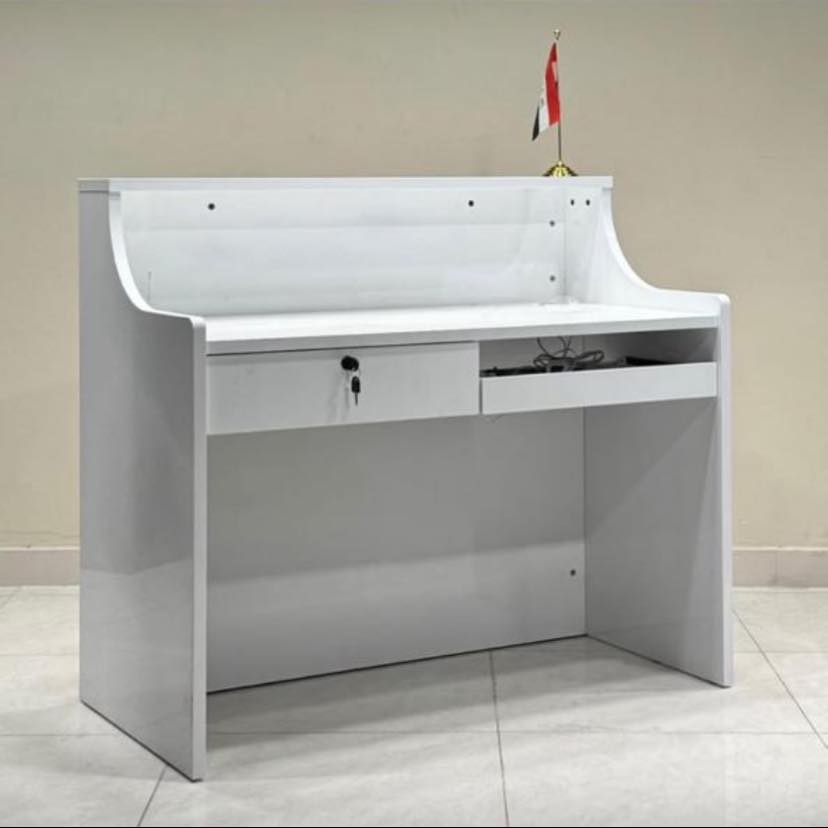 سلام عليكم ميز رسبشن للمحلات او المكاتب للبيع مستعمل شهر واحد فقط سعره 260 الف وبي مجال للتواصل *********** موجود واتساب
