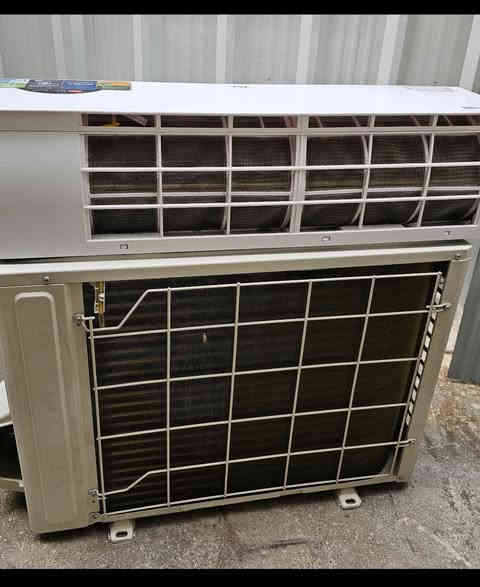 سبلت TCL حجم (واحد طن )انفيرتر تحكم امبير يشتغل علسحب تحكم على3 مراحل 
بلادي على وضع الشركه بدون اي تصليح 
ملحقاته كامله بوراي  ريمونت قاعده وايرات غازه مقفول اصلي  شركه 
سعره  375  شامل التنصيب والنقل
 داخل بغداد فقط 
مكاني بغداد قريب الشعب بوب الشام     للاتصال *********** او وتساب 
موجود توصيل بكروه داخل بغداد فقط
