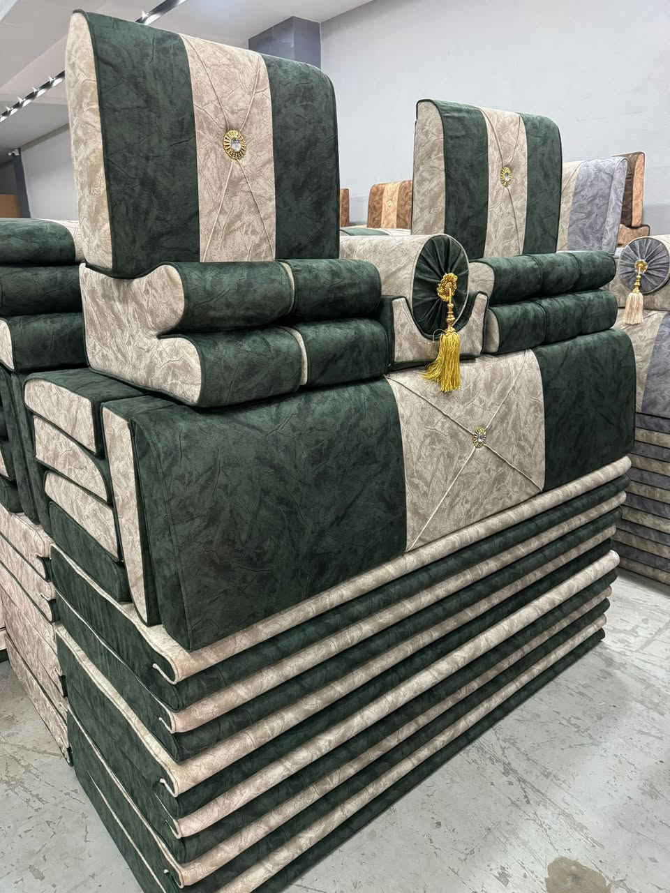 جلسه عربيه متوفر جمله ومفرد الكميه خير من الله
نوع الاسفنج ضغط عالي 
الضمان ثلاث سنوات 
الشغل درجه اولى 
نوع الاسفنج مميز اول
ارتفاع المقعد ١٠سم
عرض المقعد70سم
طول القطعه ١٨٠سم عداد المجلس كامل 20 قطعة 
العنوان أربيل 
توجد خدمه توصيل لكافه المحافظات 
للحجز او الاستفسار راسلونا ع الصفحه 
او الاتصال ع الرقم وتساب ***********:***********
