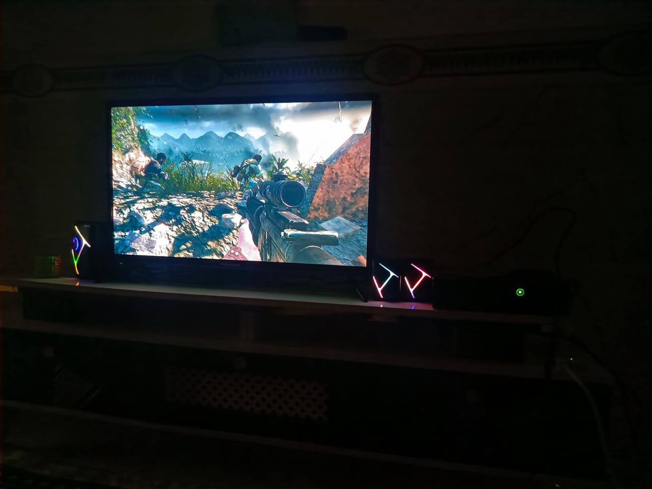 سلام عليكم... 
اكس بوكس 360سوبر سلم وياه هارد 
كامل ملحقات مع 6اقراص و ثلاث يدات وواير شحن و جنطه مالته ايضا و بداخل الجهاز 22لعبه 
السعر: 100و التوصيل مجاني 
الرقم: ***********
