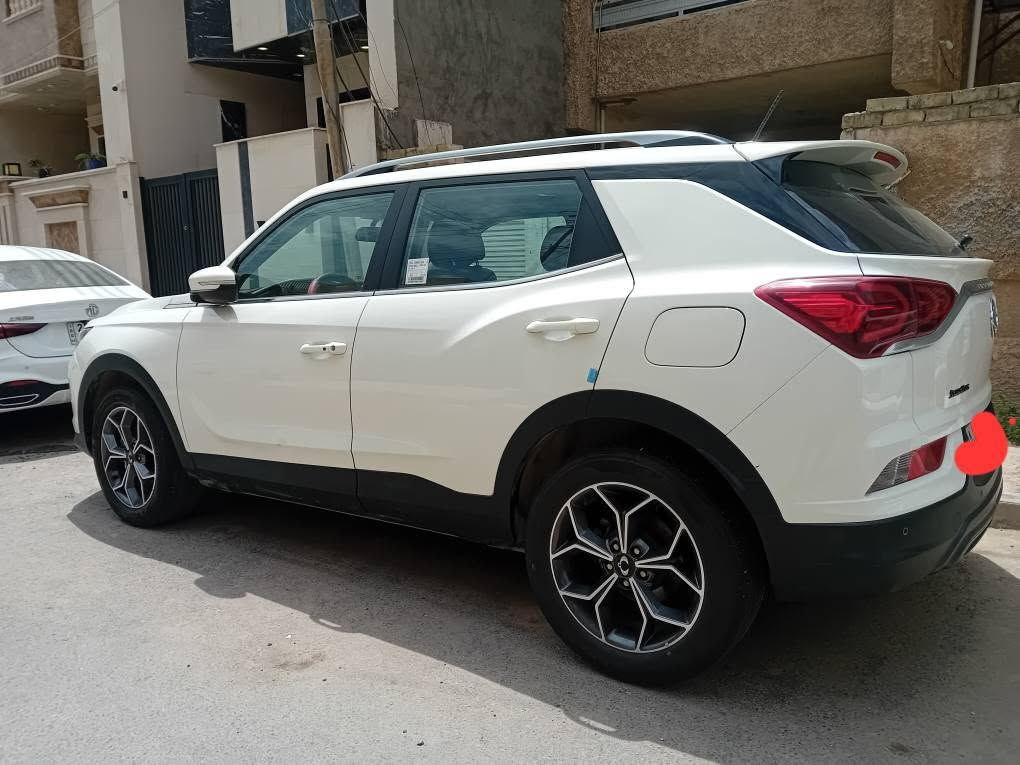 النوع والموديل: 
📍سانغ يونغ كوراندو (SsangYong Korando) موديل 2025 (صناعة كورية أصلية 100% مو صيني). سيارة عالية
رقمهابغداد ، الجديد. الإنكليزي  
📍​المسافة المقطوعة: 10,000 كم فقط (وقابل للزيادة البسيطة)، السيارة ما صارلها 5 أشهر من طلعت من الشركة، معتنى بيها جداً ومبدللها تبديلتين دهن فقط.
📍​الضمان: السيارة تحت ضمان الشركة الرسمي (3 سنوات أو 100,000 كم).

📍​الوضعية القانونية: السيارة باسمي، السنوية جديدة، والتحويل ثاني يوم مباشرة.

📍​المحرك والأداء واستهلاك الوقود:
​المحرك: 1500 توربو (عزم وقوة تعادل محرك 2600 تنفس طبيعي، متعة بالصياعة وأقوى من السبورتج).
📍​نظام الدفع: ثنائي (2WD).

📍​اقتصادية الوقود: ممتازة جداً؛ بالازدحامات داخل بغداد تصرف حوالي 8 لتر لكل 100 كم، وبالطرق الخارجية والسفر تنزل إلى 6.5 - 7.5 لتر لكل 100 كم.
📍​المواصفات الكاملة (فول مواصفات):
​سقف فتحة (سلايد روف).
​شاشة ذكية متطورة مع تحكم ستيرن كامل.
​تبريد ثلاجة (ما شاء الله) مع توزيع هوائي مثالي للمقصورة بالكامل.
​حساسات بلادية داير مدار السيارة (أمامية وخلفية).
​حساسات لمراقبة ضغط الإطارات.
​كاميرا خلفية عالية الدقة، نظام الثبات الإلكتروني، وإيرباغات كاملة وسليمة. وبعد هواية مواصفات. 

📍​ملاحظة للمصداقية وأمام الله (حالة البودي):
​السيارة بحالة الشركة، بيها دعمة خفيفة جداً من الجهة اليمنى (تتصلح بارد PDR تكلف تقريباً 300 دولار وترجع بلادية 100%). باقي السيارة مكفولة كفالة عامة من كل شي.

📍📍​السعر والتواصل:
​السعر: الاستفسار عن السعر على الخاص أو من خلال الاتصال (وبيها مجال للطيبين للشراي الجاد بعد المعاينة). 
📍​المكان: بغداد - السيدية.
​للتواصل (اتصال عادي أو واتساب): *********** بغداد, العراق
