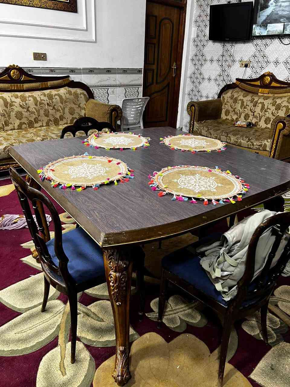 السلام عليكم عدي ميز طعام خشب اصلي+3كراسي خشب +كامرات عدد اربعه جديد البيع لي يحب يتفضل خاص او يتصل ***********
