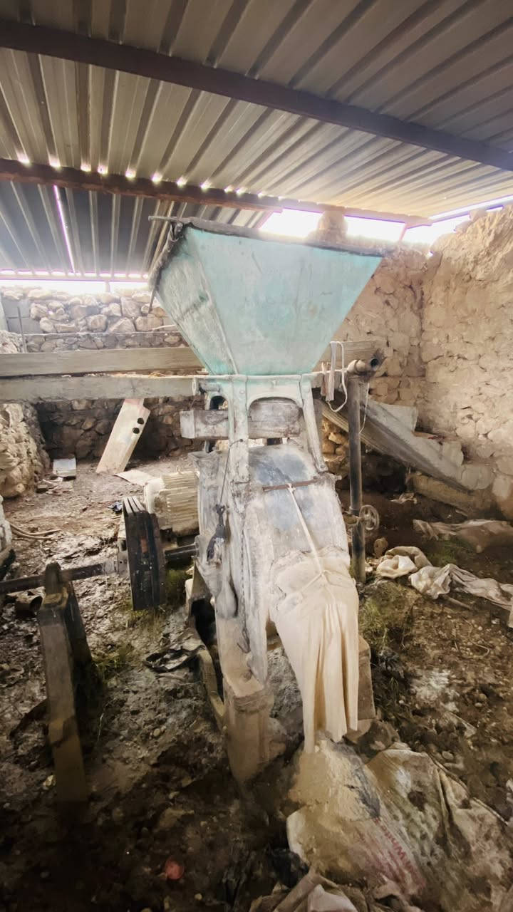 السلام عليكم
 ماكنة طحن للبيع تطحن حنطة وشعير وذرة صفره 
موطور ٥٠حصان مع بورد كهرباء كامل
العنوان قرية اشويرات
رقم الهاتف 
***********
