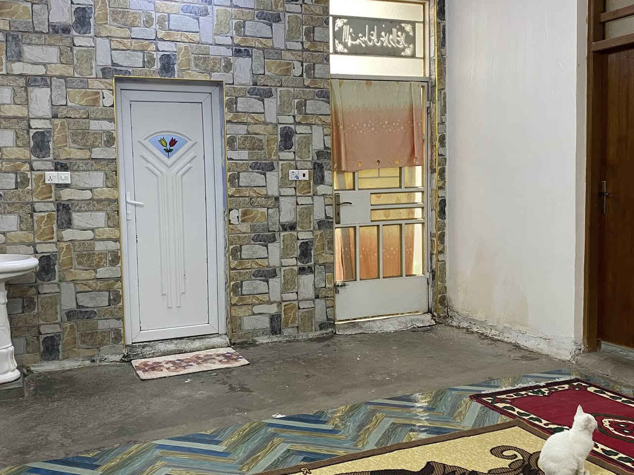 السلام وعليكم الدار للبيع
مساحه 260م
يحتوي ع3 غرف 
حمام خارج داخل 
الموقع خلف مطعم الموسوي
للاستفسار ***********
