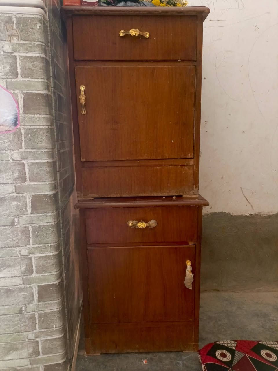 غرفه اخشاب تتكون من جربايه  مع ديكور وكومديات ثنين سعر175وبيه مجال رقم الهاتف ***********
