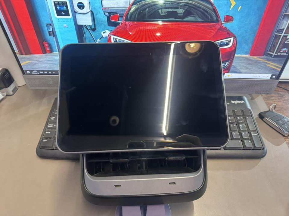 متوفر شاشه خلفيه  تسلا 3
مستخدمه استخدام قليل جداً
***********
