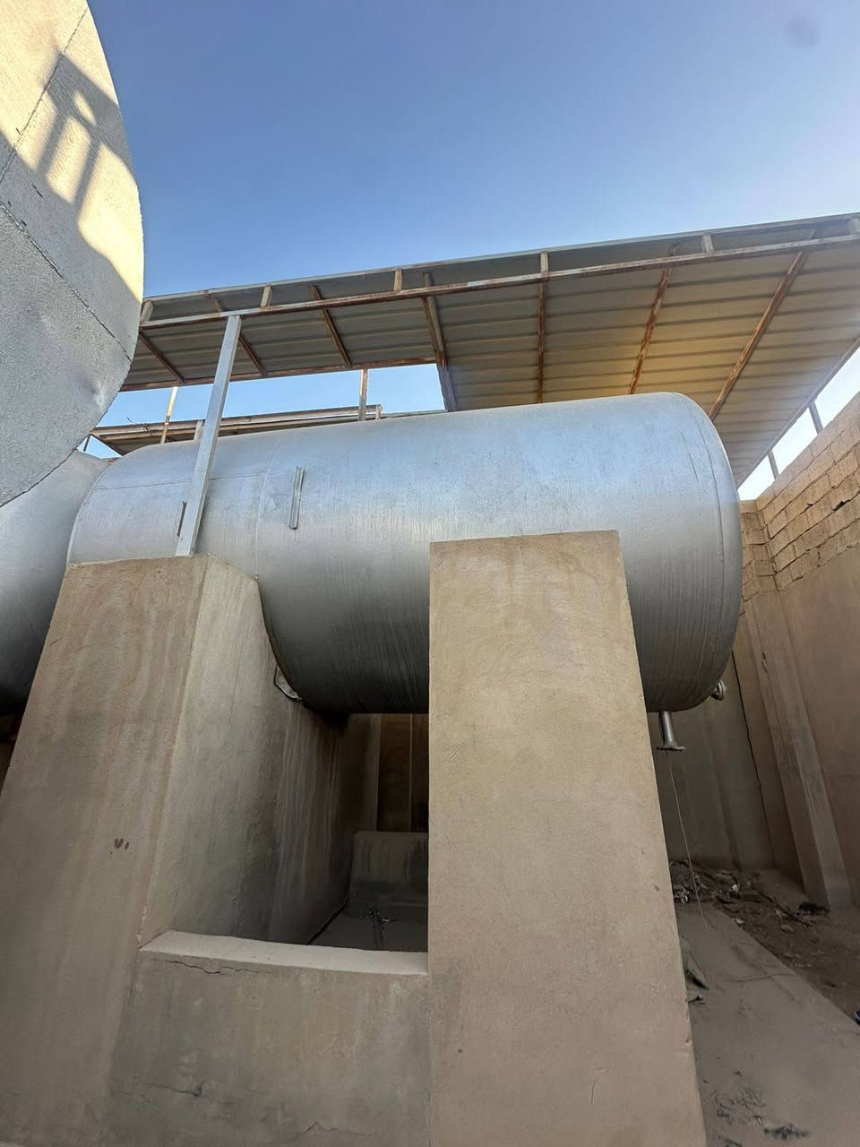 تانكيات عدد 2 سعة التانكي 27 الف 
حديد 6ملم حسب مواصفات شركة توزيع المنتجاة النفطيه 
سعر التانكي الواحد مليونين
***********
