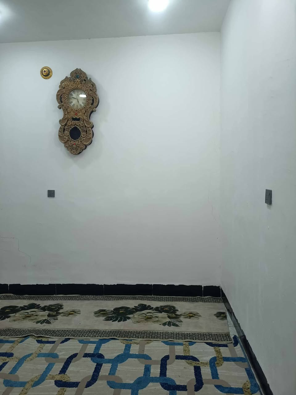 دار للبيع مساحه  100م الاسلس  والسقف  صب البنلء ايلوك  غرفه  ومطبخ  وصاله  وستقبال  ومطبخ  وصحيات  الدار  جاهز  فول  شارع  المطار  القديم  السعر  31وبي مجال  للشراي  الاستفسلر على  الرقم  ***********
