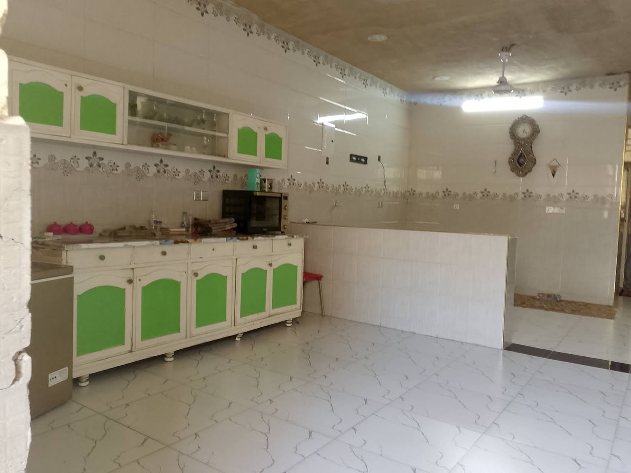 السلام عليكم بيت طابق او نص مساحته 125متر شارع خوله يم
الاسواق عبودي رقم الهاتف *********** السعر 115او بي مجال
