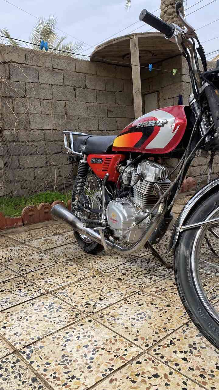 دراجة نامة بارت سوري كاملة مكملة محرك نظيف ـلا تبخير  ـلا تنقيص كهربائيات كاملة بس تشغل و تمشي سعرها 350 و بيها مجال او مراوس بسيڤان 5 كير رقمي *********** @
