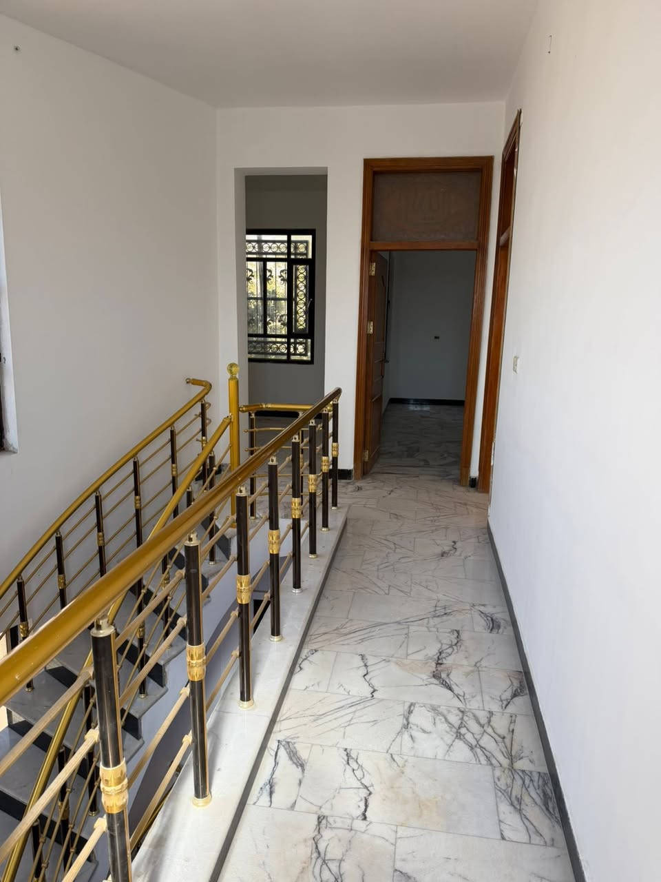 للبيع 200  متر  واجهة  8 
7 غرف نوم 
3 طوابق 
السعر   825  مليون    وبي مجال 
بناء  درجه اولى مودرن 
طابو صرف سكني 
السيدية شارع الخيزران خلف جامعة الشعب 
مع تشجير خلفي 80 متر 
الاستفسار الاتصال على حليم   ***********
