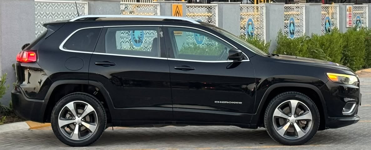 جيب كراند شيروكي بزون Jeep grand cherokee limited 2019
ماشية 107 الف
ضررها بسيط جداً موضح بالصور بدون دواخل
صبغ بنيد فقط الباقي مكفول. لغد شاصي مكفول
جميع الايرباكات سليمة
المواصفات فول ١/١ :
- محرك ٤ سلندر اقتصادي جداً
- جنطه كهرباء
- شاشة كبيرة كاربلاي مع كاميرا دوارة
- اشارة بالمري و حساسات نقطة عمياء 
- كشنات جلد هيتر و تحكم كهرباء 
- كشنات خزه ميموري
- ثلاث انظمة قيادة
- بصمة تشغيل مع بصمة ابواب 
-  حساسات
- هاند بريك بصمة
- تشغيل عن بعد 
- نظام تشغيل / اطفاء Auto Stop / Star
جديدة وجاهزه بدون نواقص رقم بغداد باسمي
السعر 133 بيها مجال 
عنواني بغداد / حي الجهاد
***********
***********
