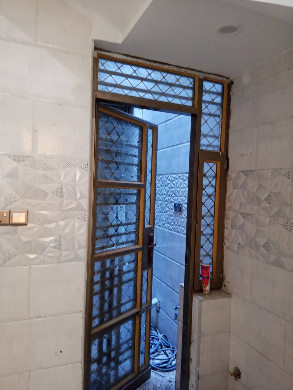 السلام عليكم بيت بناء حديث 100 متر مقاطعة 2/9  البيت متروك مامسكون بي احد البيت بي نقص باب و هوائية حمامات عدد 3 ومحجر درج بس هذا النقص توجد مع البيت تانكي ماء عدد 2 وكيزر وماطور ماء هدية البيت 
*********** هذا رقم لي يحب شوف البيت
