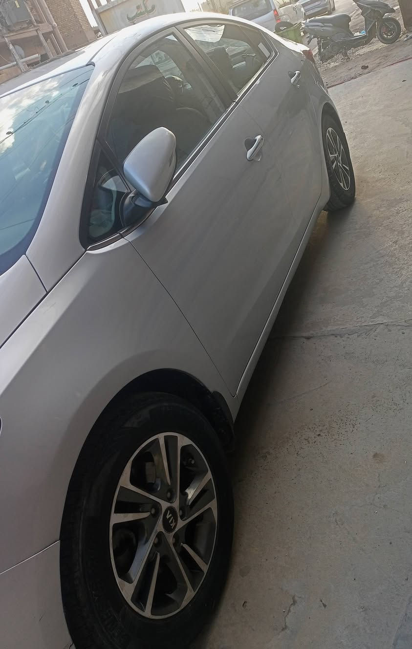 السلام عليكم 
للبيع كيا سيراتو موديل 17 خليجي بدون صبغ او تبديل بيها بارد بالصندوك قليل جداً وشخط بين البابين باسمي مواصفات بصمه دخول ذكي ترحيب عند الاقتراب منها إنارة باليدات والمري صندوق ذكي يفتح عند الاقتراب حساسات أمامية وخلفية كير تبترونك شفتات استيرن 3 وضعيات قيادة كامرة وشاشة تاچ أصلية تبريد امامي خلفي 5 تجاوي لد أمامي خلفي سلايت  رقم بغداد مشروع وطني محرك 1600 ماشية 180السيارة كير محرك بلادي مال شركة
السعر 137 مكاني بغداد الغزالية للاستفسار الاتصال *********** ابو علاء
