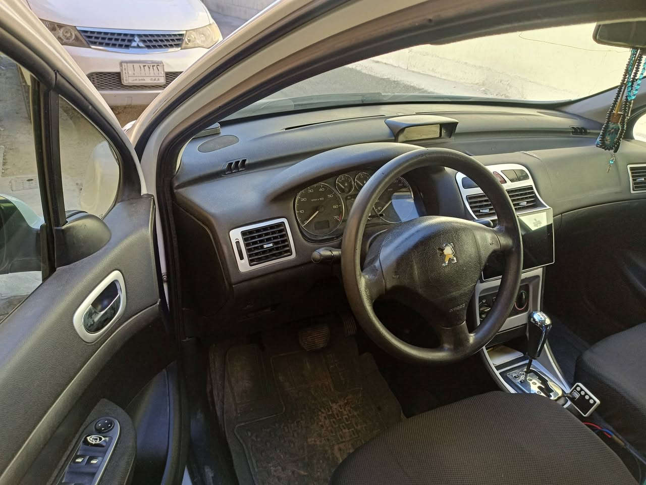 سيارة بيجو للبيع 307 موديل 2006 مكينة وكير وتبريد وكهربائيات شرط سنوية بسمي مشروع وطني *********** السعر 63$
