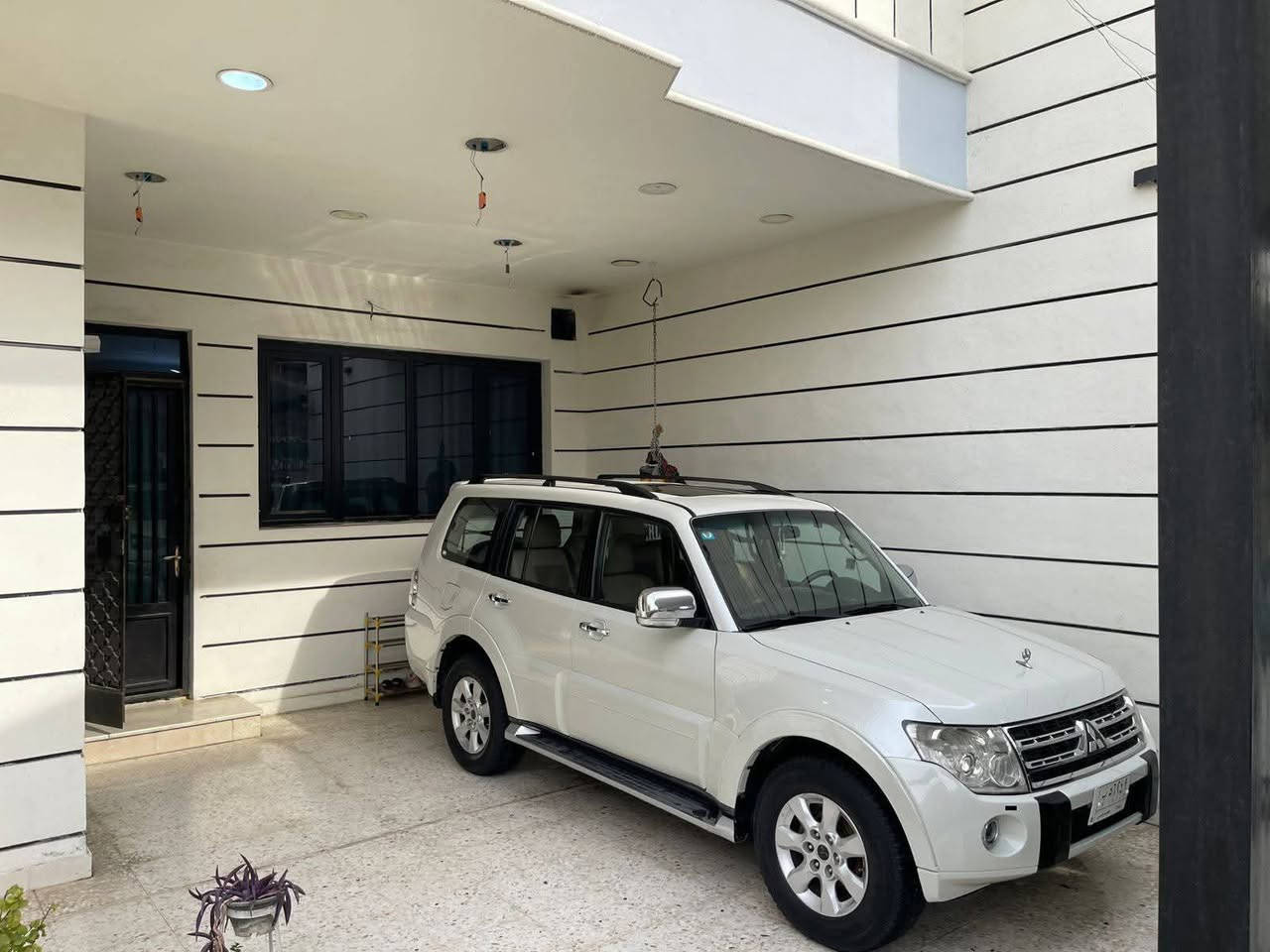 سلام عليكم  باجيرو للبيع 2010 حبتور مواصفات معروفه فول فول
فتحه   تحكمات ستريرن جهتين اشاير بالمري  مري شفط
وباقي المواصفات معروفه
سياره حلوه ونضيفه جاهزه من كلشي

 سياره بدون صبغ    فقط شبر بجاملغ الامامي جهة السايق
كير ومكينة و تبريد تدفئة  كهربائيات السياره  كله مكفول خير من الله
رقم بغداد بأسمي تحويل مباشر
مكان السياره بغداد المنصور
السعر 127 ورقه وبيها مجال قليل حق الجيه
رقم الهاتف  ***********
