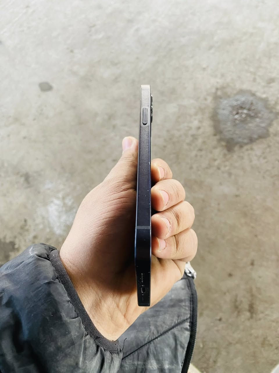 سلام عليكم 
ايفون ١٢ عادي للبيع الجهاز نضيف جدا مامبدل بي برغي بطاريه ٧٩ ذاكره ١٢٨ لون نيلي مثل مامبين بلصور 
السعر ٢٥٧ للتواصل المراسله او الاتصال ***********
