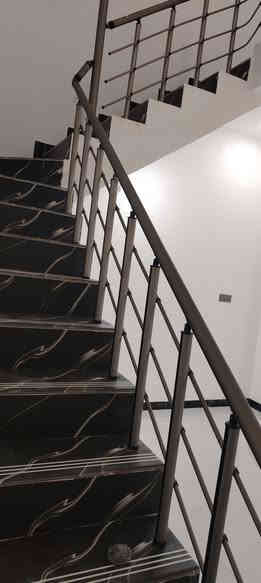 مشتمل ١٠٠م طولاني بناء جديد الخاجيه ال ٦٠٠٠ طابق واحد يباع نقد او مبادره غير مسكون  الاتصال ***********
