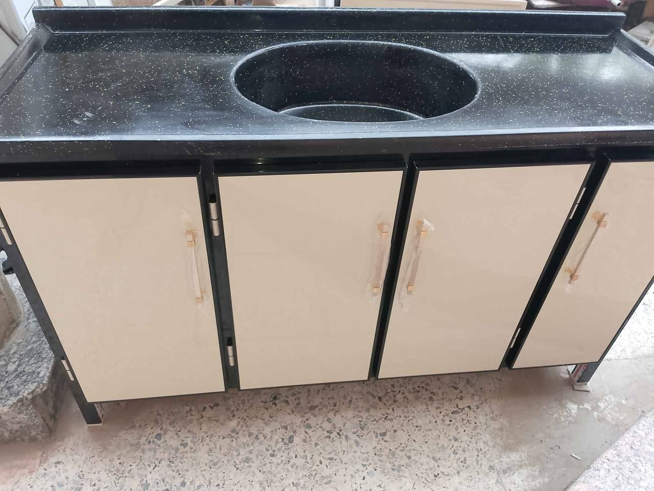 سنك مترونص جديد ابواب طبقتين مغلف بلاستيك من الداخل ضد الماء سعر 190مكان للصواني مقوى بجسور تحت الارضيه والرف توصيل موجود جميع مناطق البصره حجز وتساب *********** البصرة, العراق
