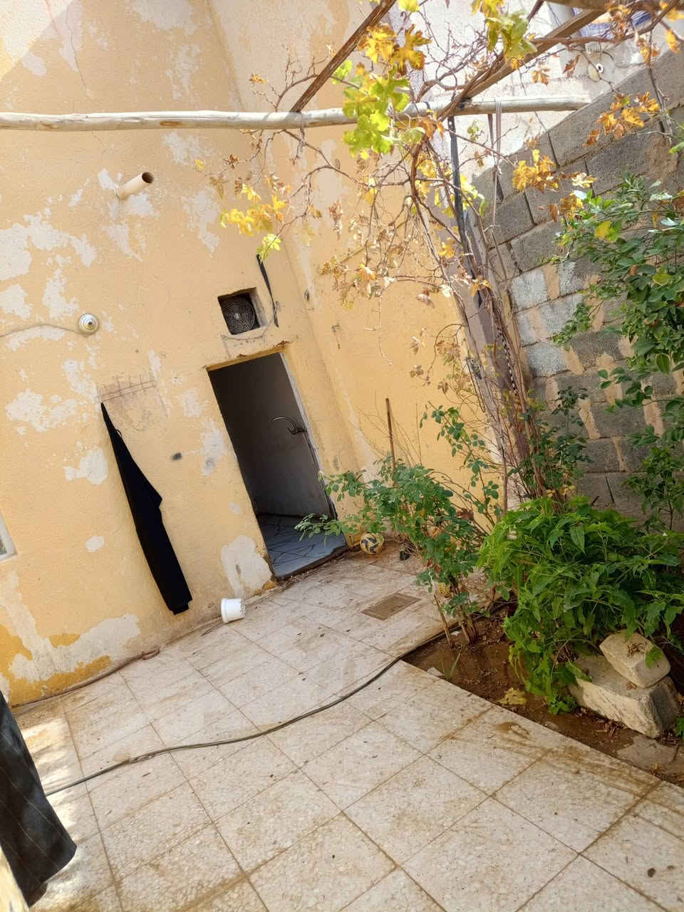 اسلام عليكم بيت طابو صرف 80متر غرفتين غرفه جوه وغرفه فوك وستقبال وصاله ومطبخ موضح بل صور ولفيديو  واجهيه 5ونزال 16 حديقه بيت مرتب سعره 58 وبي مجال وهاذ رقمي ***********
