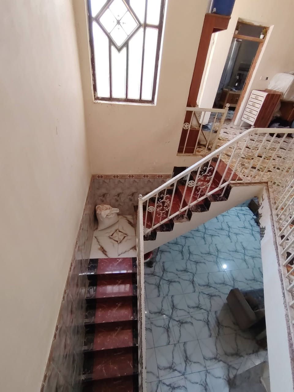 سلام عليكم بيت لبيع مكانه ع سبيس خلف شركة اهل كبة  ثالث بيت من ركن الفرع رقم قطعه 9345 شارع امامه شارع الزوار مساحة ١٥٠ متر متكون من طابقين ٣ غرف غرفه جوه و اثنين فوك و صالتين جوه وفوك وحمامات اثنين فوك وجوه واثنين مناور وسطح و مطبخ واستقبال وطرمه جبيره بناء٢٠١٧ كله جوه كله بورسيلين وفوك سيراميك مطبك حتى سطح مطبكه سيراميك كاعيه وفرعه حلو وتبليط وكل مربع لبي مبلط مع منظومه مجاري ومع نت ضوئي واصل  وتحويل مباشر ب اسمك  الاستفسار الاتصال ع ارقام التاليه
*********** اسيا

***********اثير
