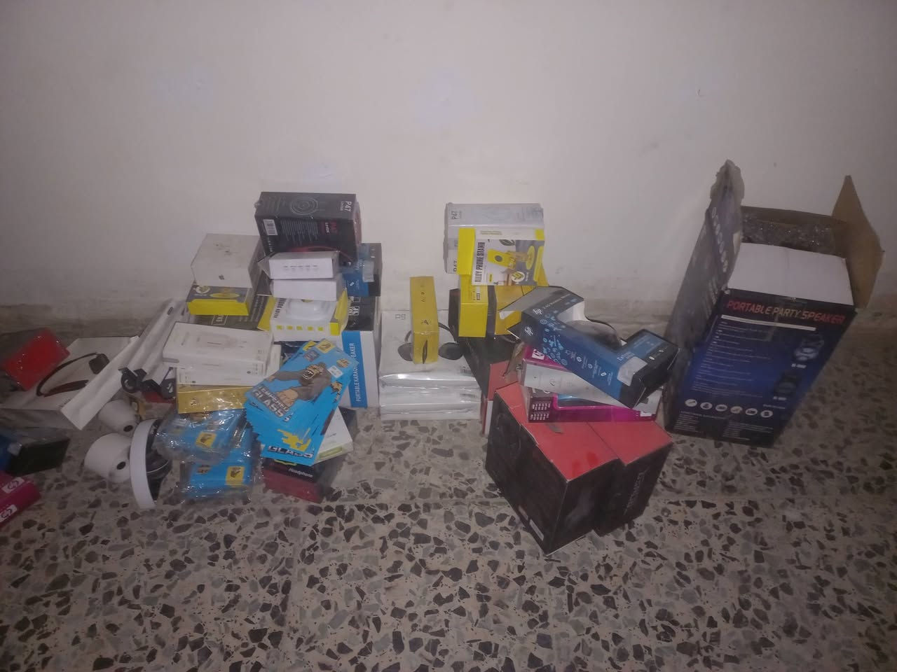 تصفيه محل شباب غراض مال محل
سماعات شاحنات 
ستنادات لزكات شاشات 
وكفرات بيهن تقريبا 1000 قطعه 
وكاويه وهيدكان وغراضها كامله 
السعر اتصل على هذا الرقم ومنختلف 
***********
