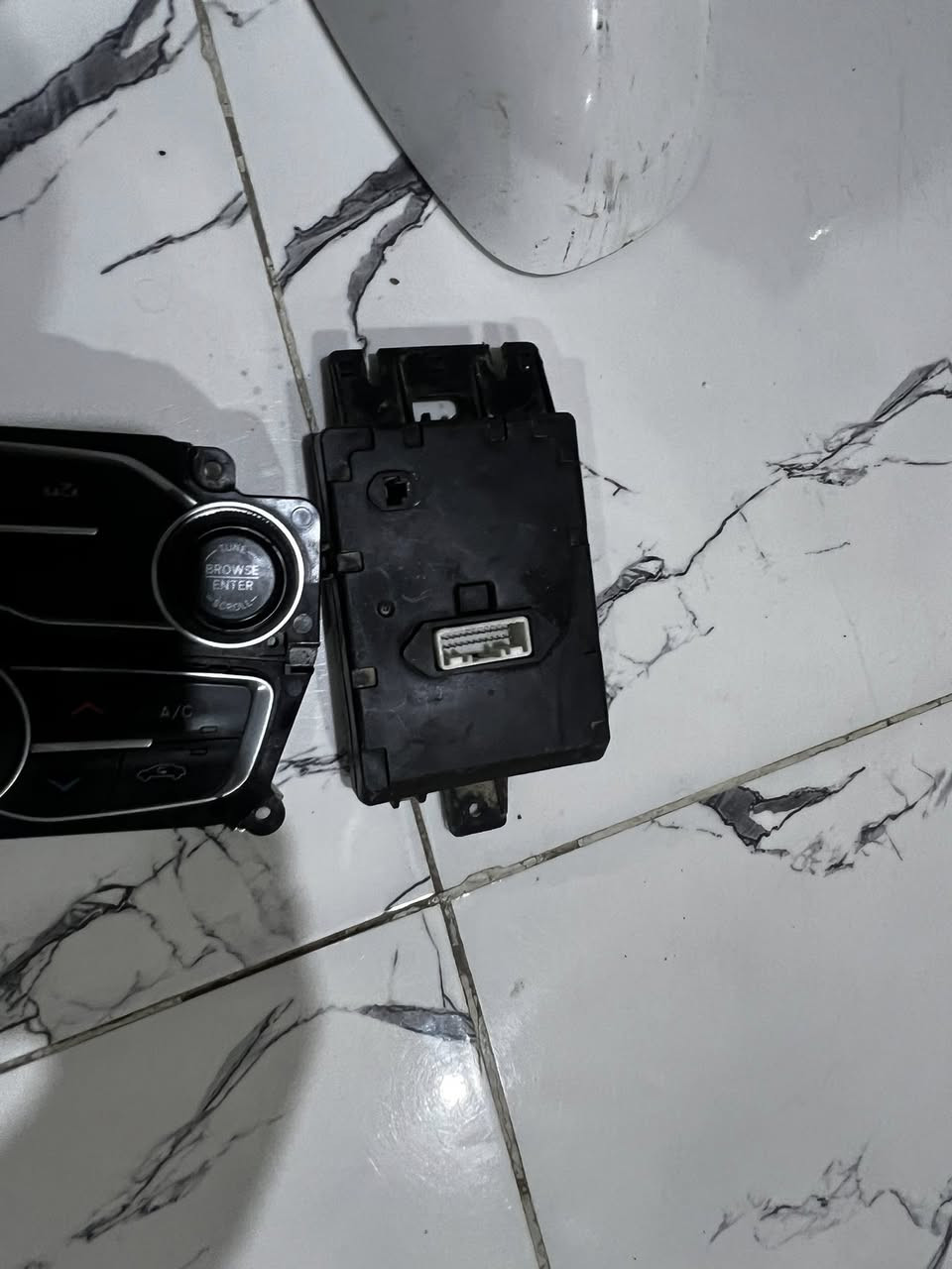 غراض جارجر للبيع
رادار امامي مع كافة الملحقات مع شباك ابو رادار
رادار خلفي  
داعميه خلفية لون بحري اصليه 
براغي سبير 
سيطرة تبريد عدد 2 فول ام الرادار
دفيوزر sxt
***********
