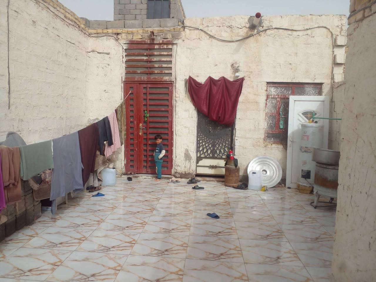 السلام عليكم  عندي البيت لبيع زراعي مساحته ٢٠٠متر بي غرفتين مطبخ حمام  صاله ديوانيه بناء بلوك عاده  شارع ل صحن  سعر خاص  ***********
