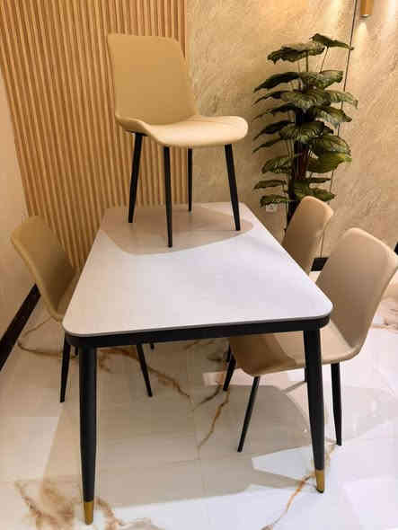 ميز طعام 4 كرسي الاصلي تركي مرمر درجةً اولى العنوان معرض ضياء شارع الخليج مقابل مرطبات زهرة الخليج ***********
