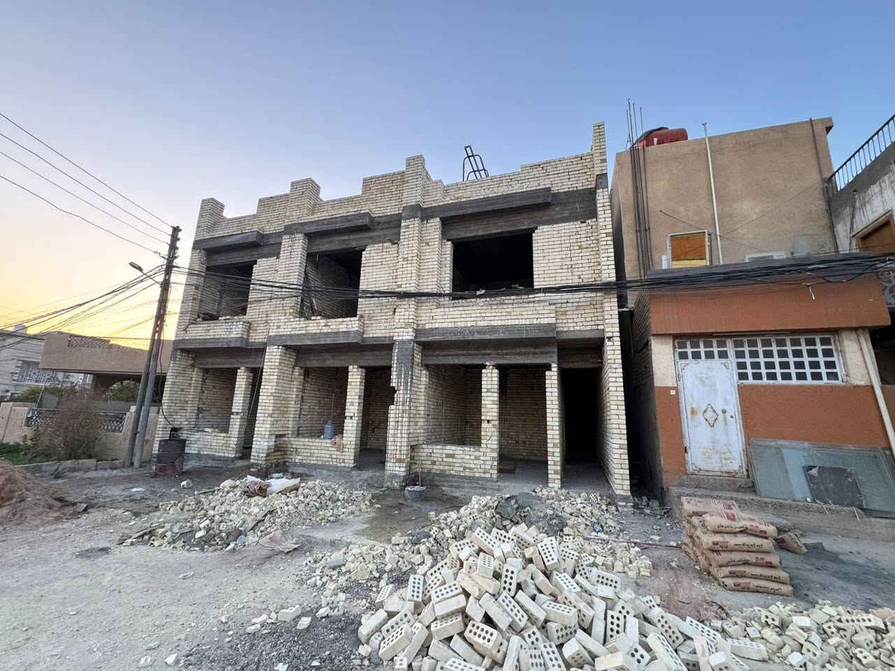 مشتملات  عدد ( 2 )50 متر
ومشتمل واحد 60متر للبيع 🏡🏡🏡

كل مشتمل ثلاث طوابق 3غرف نوم و3صحيات 

علئ شارع 20متر رصيف 4متر 

بناء مستقل غيرمشترك 🏚️🏚️🏚️

 50متر واجهه4متر  
نزال 13متر 
60متر واجهه واجهه 5متر نزال 13متر  

بناء حديث درجه اولى 
يحتوي على صاله ومطبخ وحمام 
الطابق الثاني
غرفتين نوم.  حمام. عدد 2
طابق الثالث غرفه نوم وسطح امامي 

العنوان :: بغداد حي الجهاد الضباط مربع الذهبي خلف الشارع العام مباشر 

الاستفسار *********** مكتب الشهم للعقار 🏫
