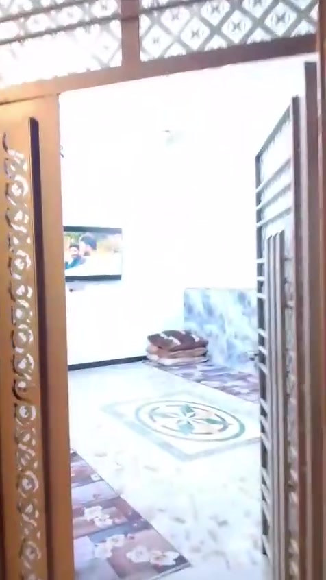 سلام عليكم بيت 160كامل من كلشي جاهز غرفتين وصاله ومطبخ وحمام واستقبال كراج تدخل بي سياره عنوانه السياحي حي الامانين شارع المسبح اومعمل مقداد رقم ***********
