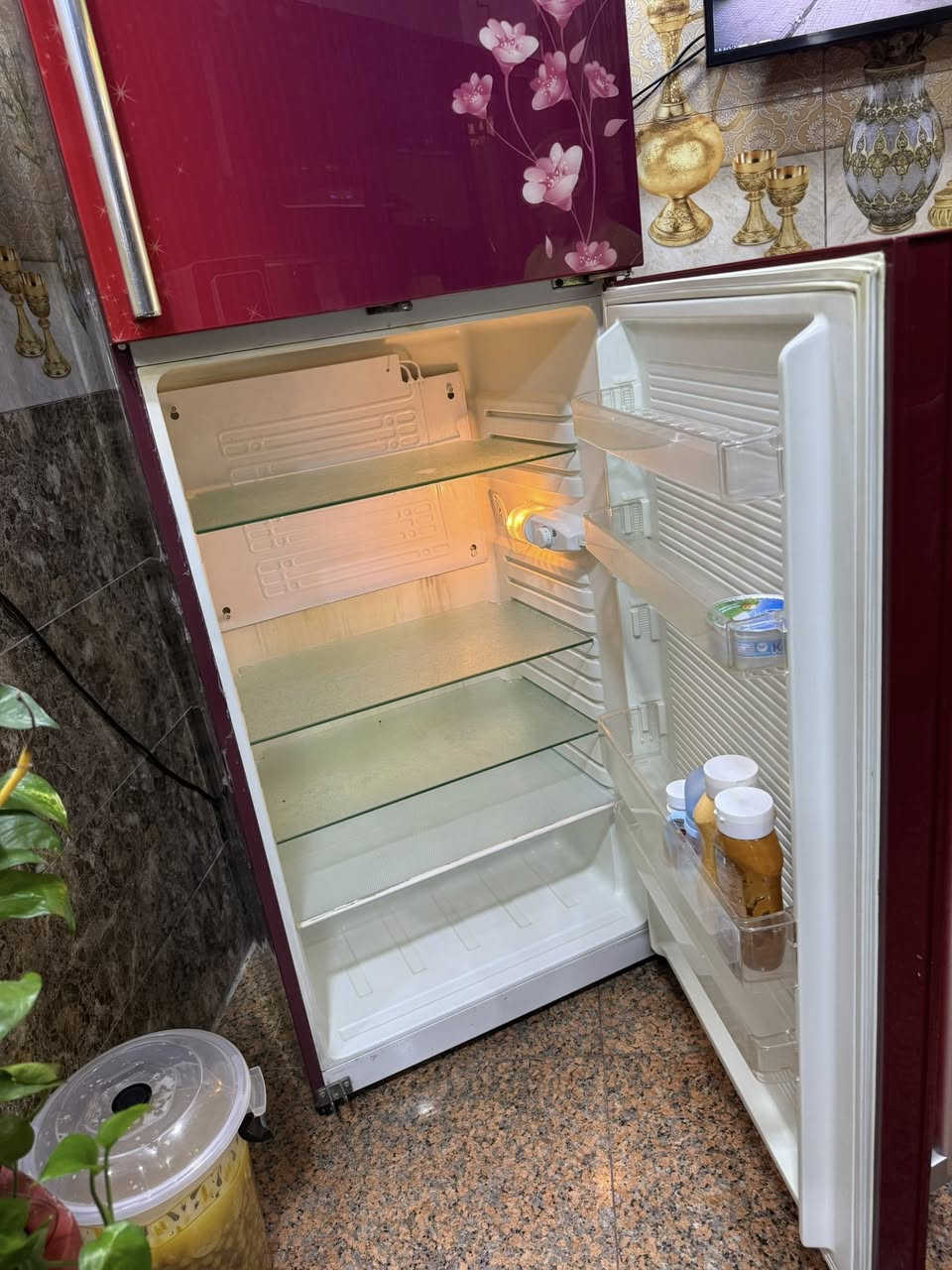 سلام عليكم      ثلاجه كينود ماركه عالميه نضافه جديده شغالات من كلشي فريز براد ونضافه كدامك بل صور 
ثلاجه وبراد ومجمده 
سعرهن كامل مليون مكاني بغداد السيديه 
***********
