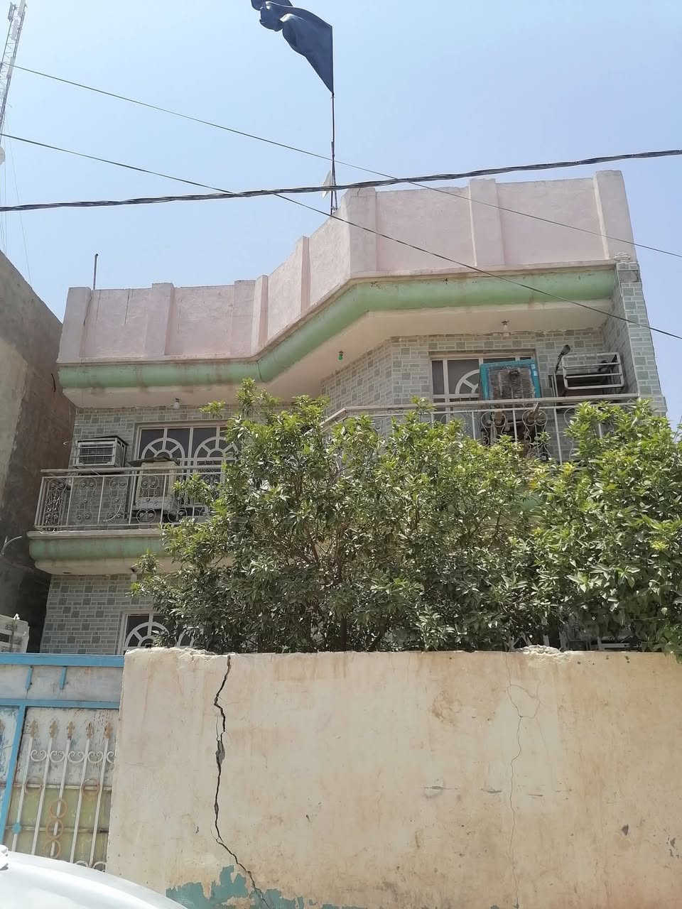 #بيت_للبيع 200متر طابقين طابو صرف يتكون من 4 غرف وستقبال وصاله و صحيات خارجيه وداخليه وفوق وجوه ومطبخ و صاله بالطابق الثاني للعلم الطابق الارضي عوزه ارضيه تعبانه موقع شارع100 قرب تقاطع الطهمازيه حلويات قصر الشام كما موضح بالفيديو #السعر250 بي مجال***********
