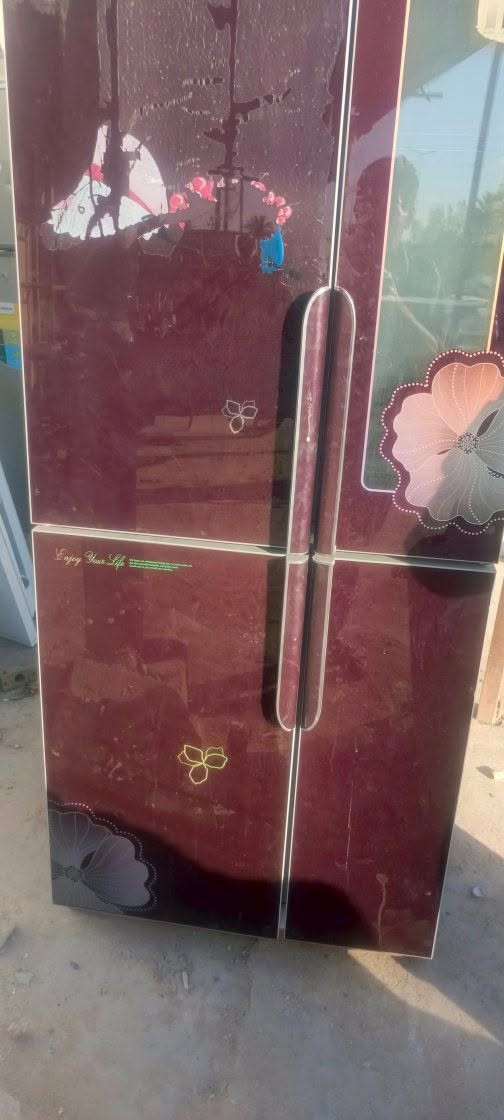 ثلاجه كبيره 4 ابواب.   مجمده.  وثلاجه السعر مال محتاج يريد يسافر 350 وبيها مجال مستعجل *********** حله قرب سيطرة الاثار

