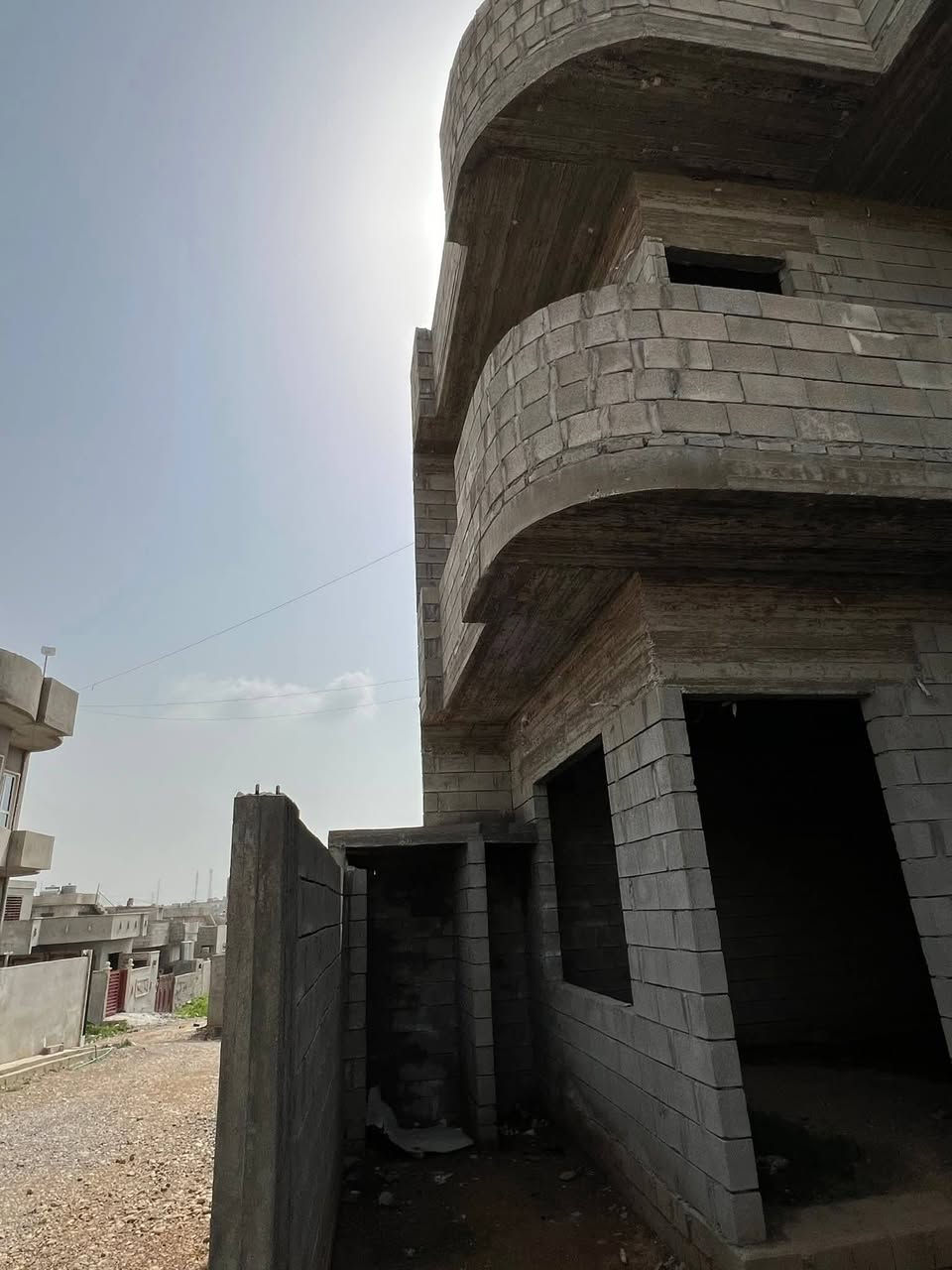 ---
*🏠 هيكل للبيع - حي القوسيات | مكتب صكر الهاشمي *

📍 *الموقع*: خلف معمل غاز التوفيق - حي القوسيات  
📐 *المساحة*: 200 متر مربع  
🏗️ *المواصفات*: هيكل بناء حديث  
- 4 غرف نوم 
- هولين 
- استقبال 
- مشتملات 

📜 *السند*: زراعي نموذج 25 - حق تصرف - من الشرعي مباشر  
☀️ *الاتجاه*: شروق تام  
💡 *الخدمات*: ماء + كهرباء + التبليط 100 متر  
💰 *السعر*: 55 مليون وبي مجال للتفاوض  

📞 *للاستفسار*:  
*********** بي واتساب *********** 
 

*مكتب أبو أنور للعقار -
