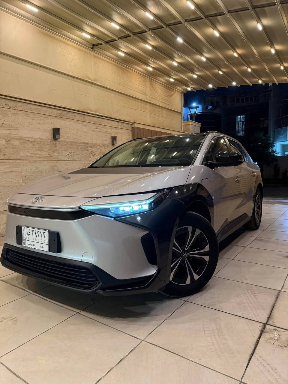Toyota bz4x فول مواصفات
للبيع سيارة Toyota bz4x موديل
2022، كهرباء بالكامل، بأعلى
مواصفات (فول مواصفات) وحالة
ممتازة جدا والمواصفات صيني
• الموديل: 2022.
• المسافة المقطوعة: 31 ألف كم
فقط (شبه جديدة) واستخدامي الشخصي
• المدى (Range): تقطع مسافة تصل إلى 500 كم بالشحنة
الواحدة. ويتغير حسب ضروف الاستخدام
حجم البطارية:  (71.4 kWh في هذا الموديل) يجي وياها الشاحن المنزلي الخاصة بيها

المواصفات والرفاهية
. التصميم الخارجي: سقف بانوراما، مري جانبية شفط (أوتو)، نظام بصمة للدخول والتشغيل.
• المقصورة الداخلية: مقاعد جلد
فاخرة (كهرباء) مع نظام ميموري
لحفظ الوضعيات.
• الراحة: نظام تدفئة وتبريد للمقاعد والمقود لتوفير أقصى درجات الراحة في كل الفصول.
• النظام الصوتي: سستم صوت jbl العالمي لتجربة صوتية
محيطية ونقية.
• التحكم: كير ماوس متطور، وتبريد بتحكم عن طريق شاشة لمس ذكية.
الشاشة جبيرة والدقه والالوان ممتازه جدا   وتدعم Apple CarPlay و Android Auto لاسلكي عم طريق تحويلة فلاش

الأنظمة الذكية والأمان:
• الرؤية: كاميرات 360 درجة
محيطية تمنحك كشفا كاملا
للطريق.

أنظمة الأمان المتطورة (Toyota Safety Sense):
 رادار أمامي: نظام منع الاصطدام وتحديد المشاة (Pre-Collision System).
 تحديد مسار: نظام الحفاظ على المسار والقيادة الذاتية المؤقتة (Lane Tracing Assist).
 كشف النقاط العمياء (Blind Spot Monitoring):  
 رادار خلفي: للتنبيه عند الرجوع للخلف من السيارات المارة.

Auto Park مساعد القيادة: نظام •
(ركن ذاتي)، وAuto Hold لتسهيل
القيادة في الازدحام.
• الثبات: نظام نزول المنحدرات،
عزل السيارة ممتاز جدا والقياده سلسه وناعمه والي يريد يشوفه يجي وهلا بي
السعر ٢٤ الف دولار وبي مجال  للشراي
للاستفسار  : ***********
