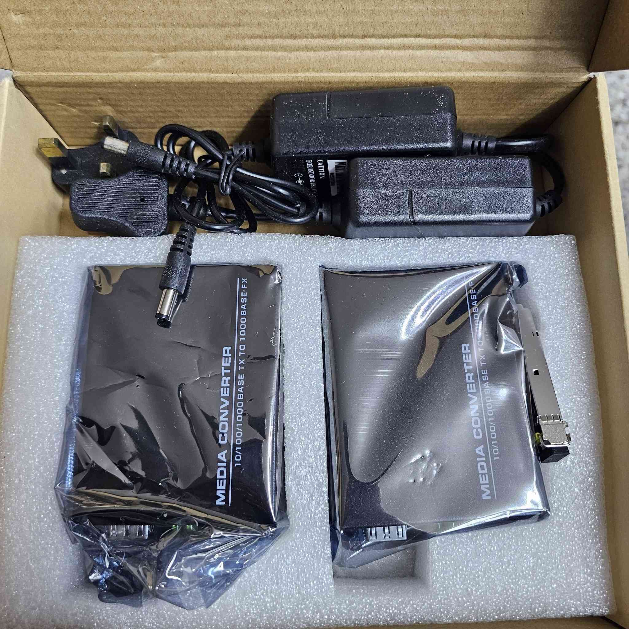 📦 للبيع: Fiber Ethernet Media Converter
✨ جديد – غير مستخدم
🔹 جهاز تحويل من Fiber Optic إلى Ethernet
🔹 متوافق مع معايير IEEE 802.3 / 802.3u / 802.3z
🔹 يدعم Single Mode & Multi Mode
🔹 مسافة نقل:
Multi-Mode حتى 2 كم
Single-Mode حتى 20 / 40 / 60 / 80 / 120 كم
🔹 مناسب للشبكات، الشركات، المراقبة، والاتصالات
***********
