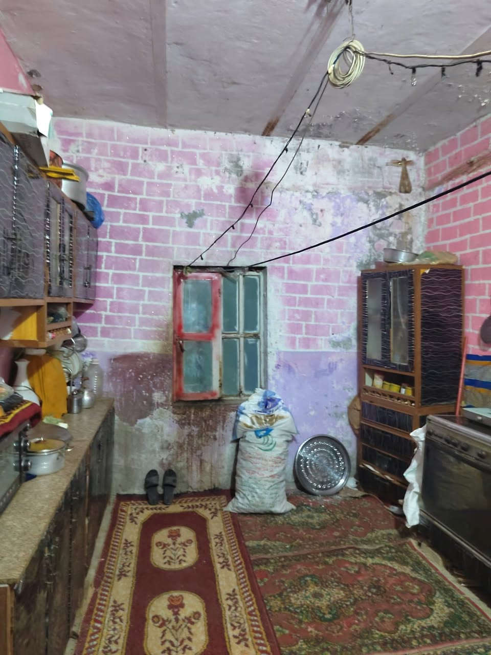 السلام عليكم بيوت ثنين للبيع في النشوه دور الببصيري قرب حقل مجنون مقابيل التانكي واحد منهم ينسكن والثاني ابيعه قطعه  الي ينسكن غرفه ودوانيه ومطبخ وصاله وحمامات المساحه الكليه 550متر الواجه 10 والنزال 55 للاستفسار ***********
