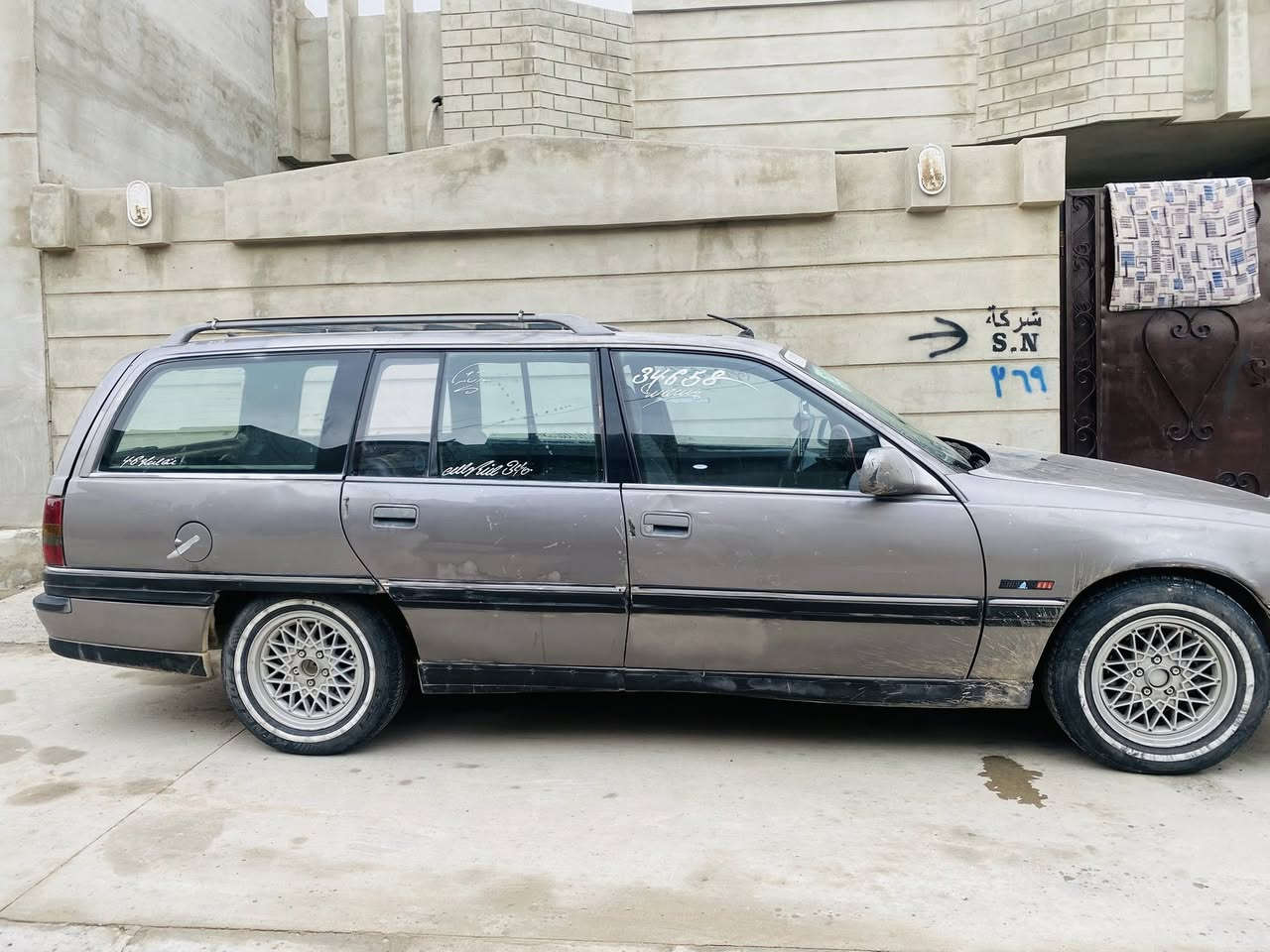 السلام عليكماوبل اوميكا موديل ١٩٩٢ محرك اثر نفخ حجم ٢٤ اتوماتيك سياره مال بيت سنويه عضم ٢٠٢٩ شرط الوكاله والتحويل كهربياتها كلها شغاله جامت  كهرب بدون ضرر وبدون ضبغ السعر ٣٢ وبيها مجال ***********/***********
