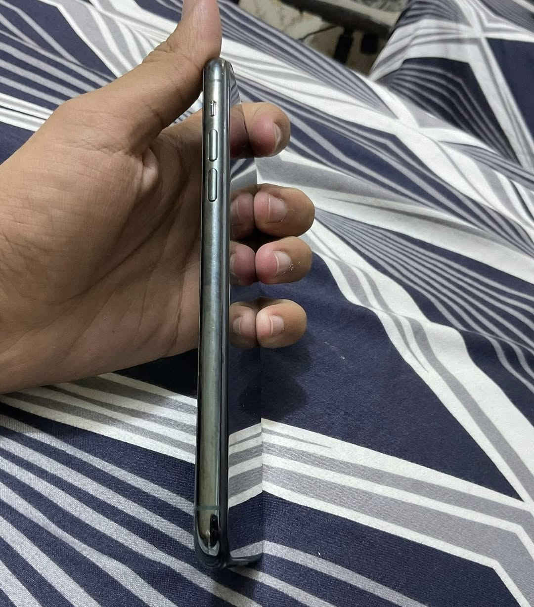 سلام عليكم شباب ايفون 11 برو ماكس بطاريه 75 جهاز شخط مابي مبدل بس شاشه اصليه ذاكره 64 سعر 300 عنوان بغداد رقم ***********
