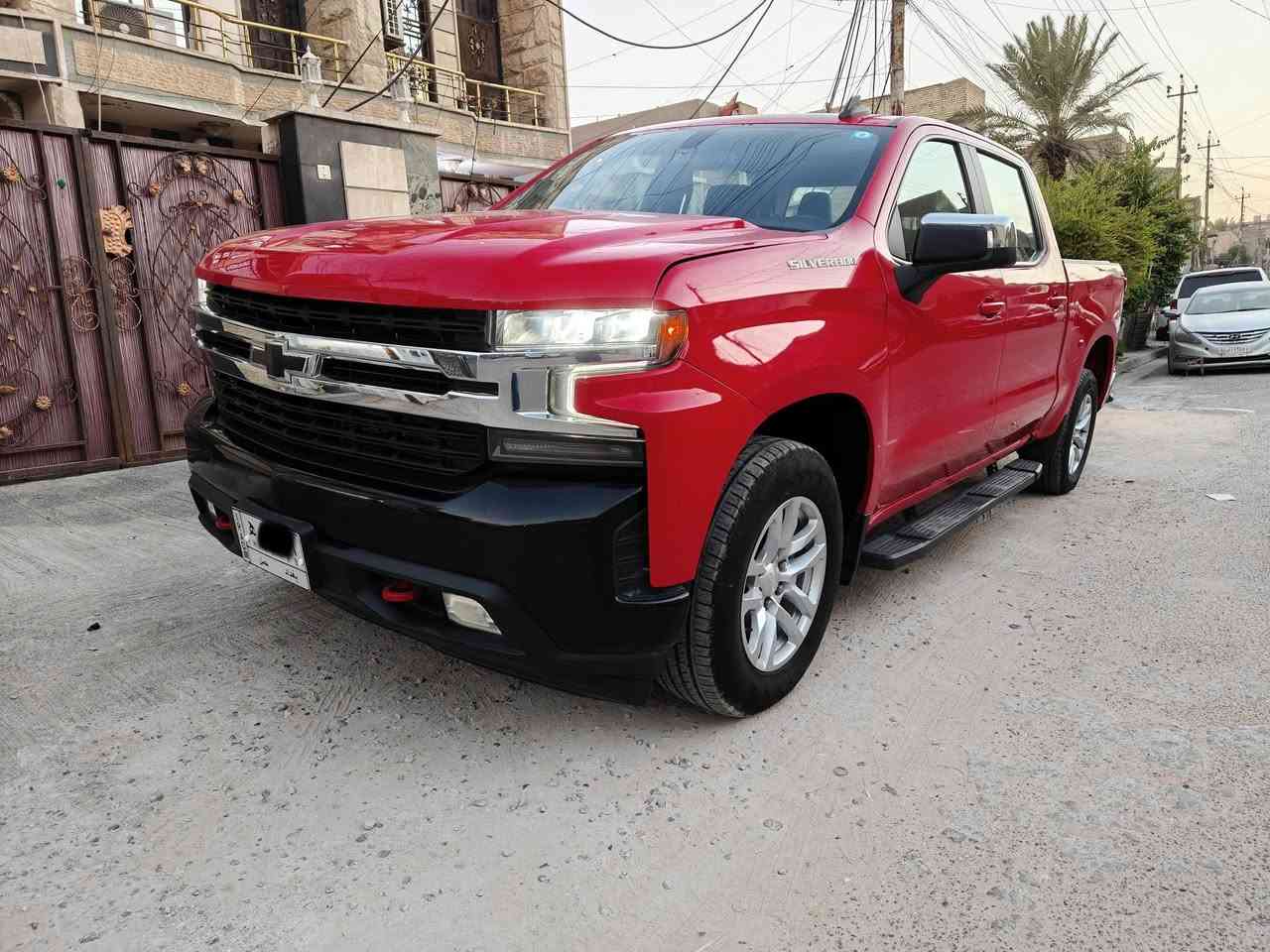 Chevrolet Silverado  2022 Red Automatic 2.7 L
سلفرادو 2022 بغداد 
ماشيه 38 الف فقط 
باب طويل بدي قصير المرغوب 
محرك 2700 تون توربو 
جدا اقتصادي وسريع 
ضرره 3 قطع بنيد.جاملغات اماميه 
وصار بيه بارد بسيط باب خلف السكن من الاسفل اثر التحميل من امريكا 
باقي السياره مكفوله بارد وصبغ 
السياره على ايد وحده من دوخله من امريكا
جاهزه بدون اي خلل او نقص 
المواصفات . . .
- بصمه . شاشه . كامرا . كشن كهرباء ومساج . فورويل . تبريد خلفي . صندوق كهرباء . غطاء صندوق بوكس . كير تعليك . تشغيل عن بعد . كامرا اماميه تسجيل 
الخ من المواصفات الستاندر 
السعر 195 ورقه قابل للتفاوض بالمعقول 
***********
